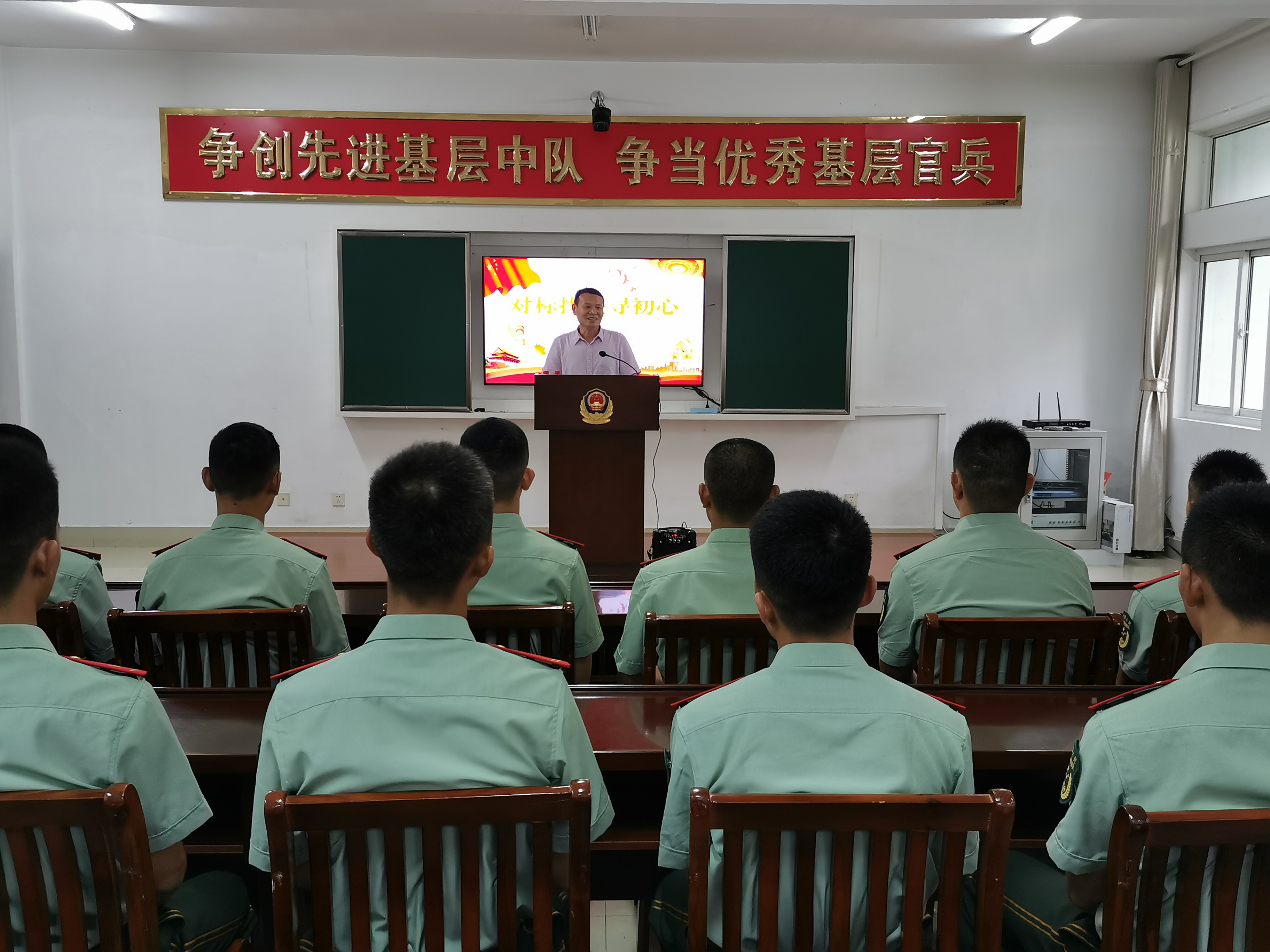 1、2019年8月1日，市委党史工办副主任闵兆良赴武警淮安支队执勤一中队给全体士兵作《对标找差寻初心》的党课宣讲。.jpg
